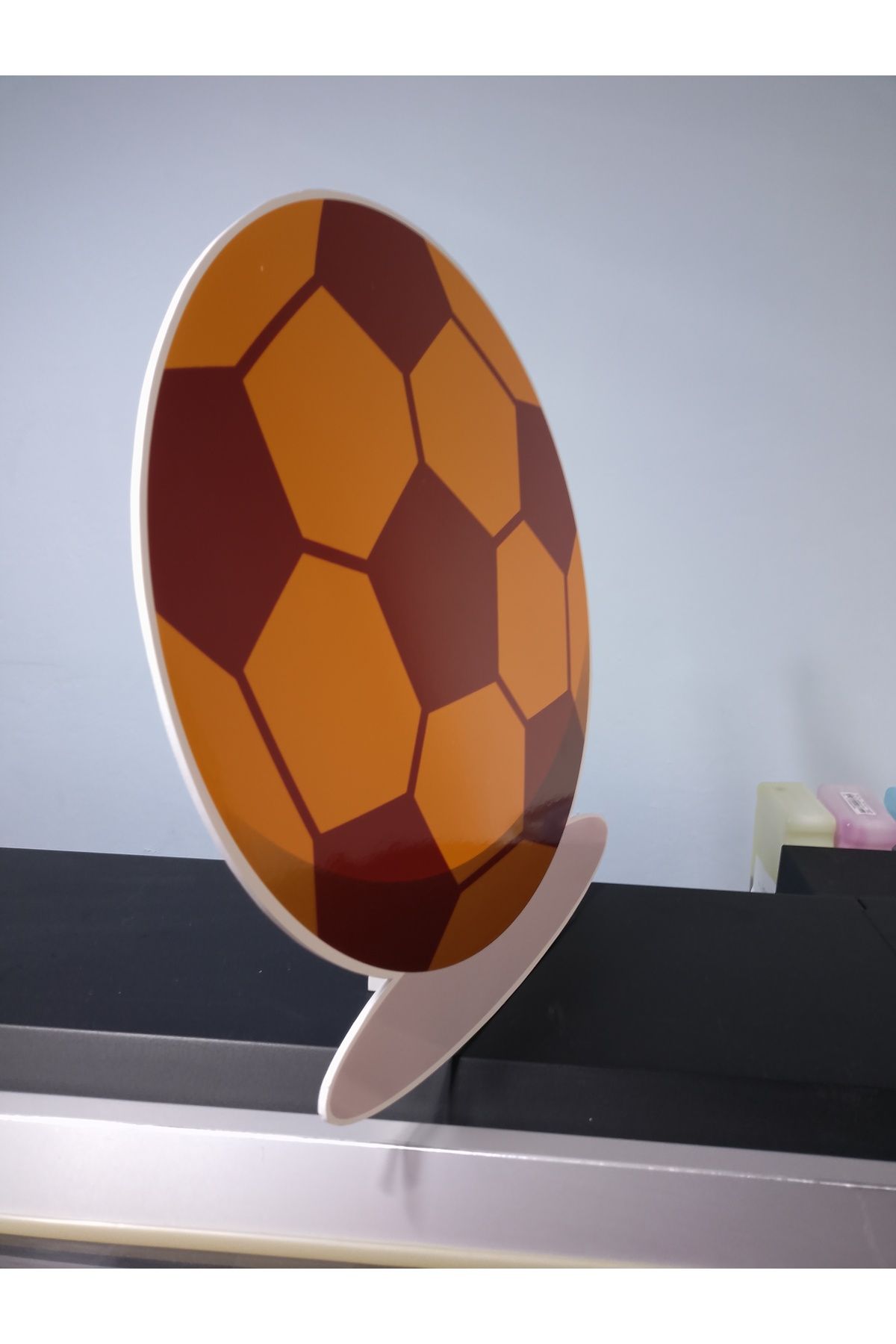 Futbol Topu Sarı-Kırmızı Ayaklı Maket Doğum Günü Süsü 