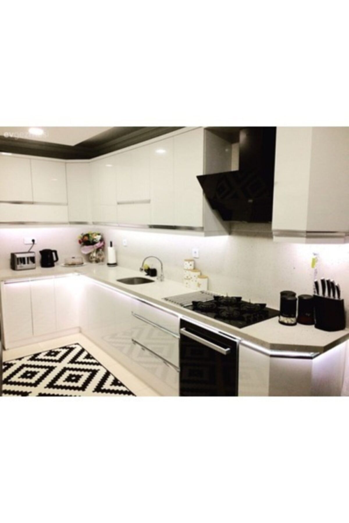 Parlak Beyaz Yapışkanlı Folyo Mutfak Dolap Ve Mobilya Kaplama Folyosu Alman 100x100 Cm